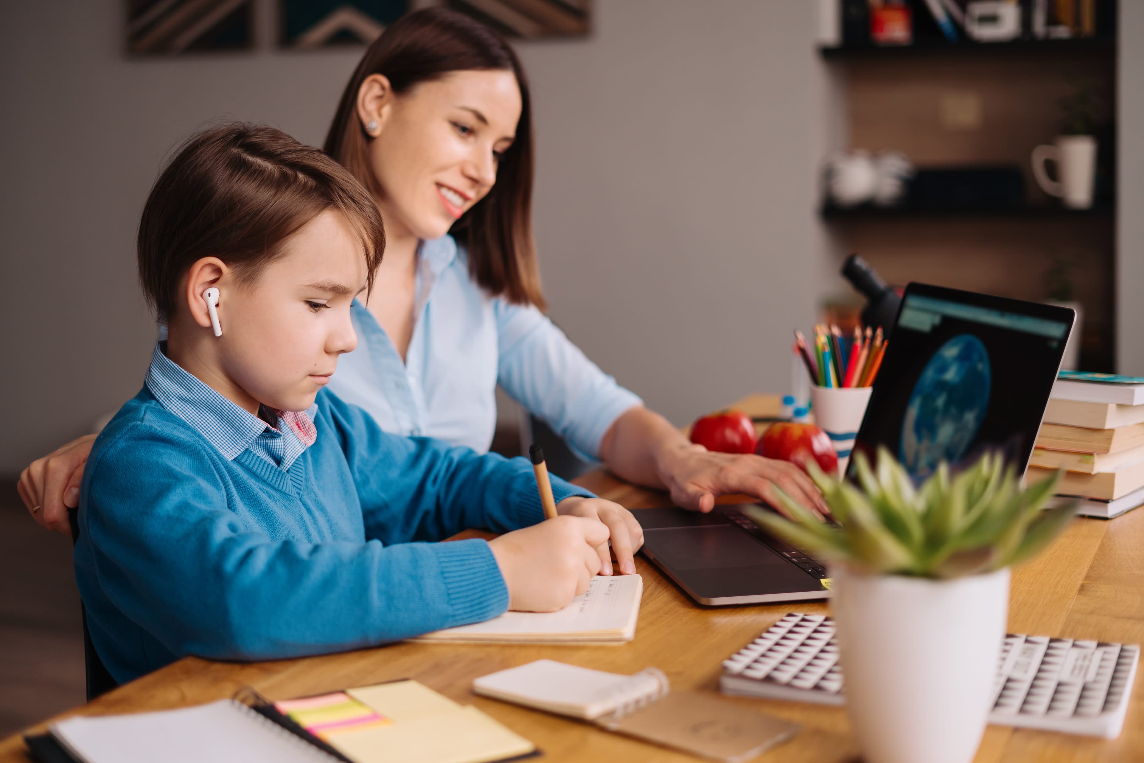How Online Tutoring Improves Academic Performance in Phoenix